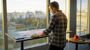 Ein Marketingmanager bewertet verschiedene Konzepte für Außenwerbung direkt an seinem Arbeitsplatz.